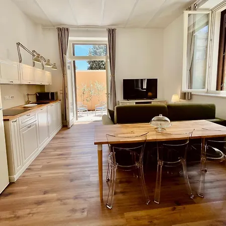 Palazzo Pitagora 招待所 4*